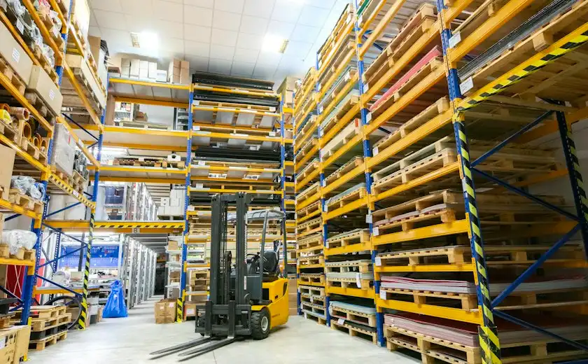 Almacén con racks de carga y montacargas