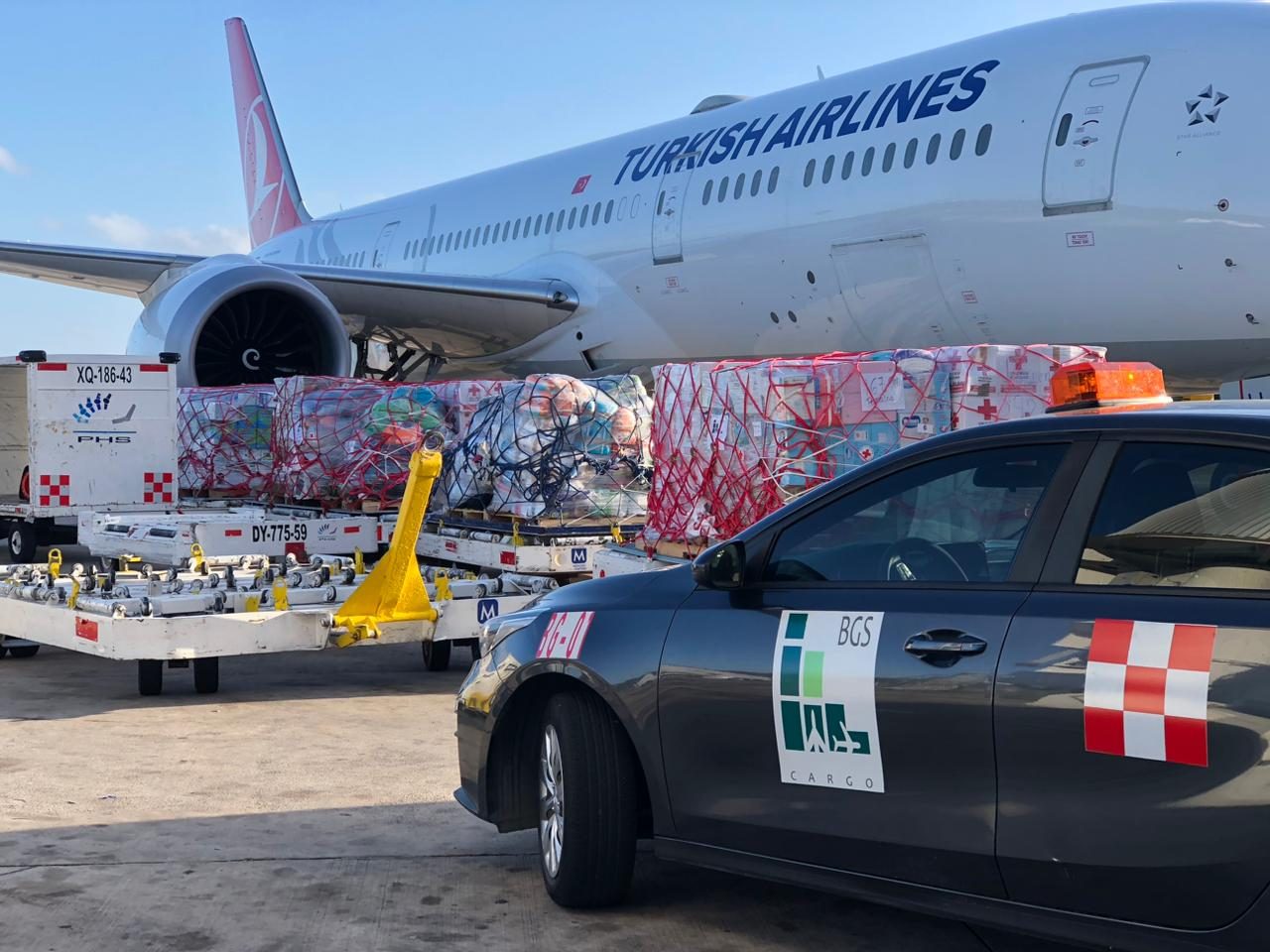 Unidad de supervisión BGS Cargo en rampa junto a un Boeing 787 de Turkish Airlines con carga paletizada