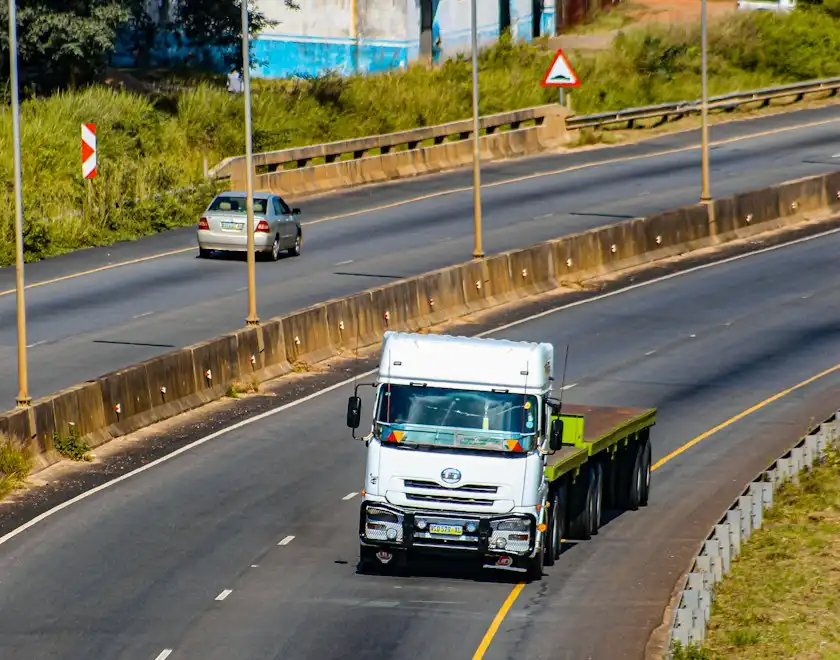 Camión de carga en carretera